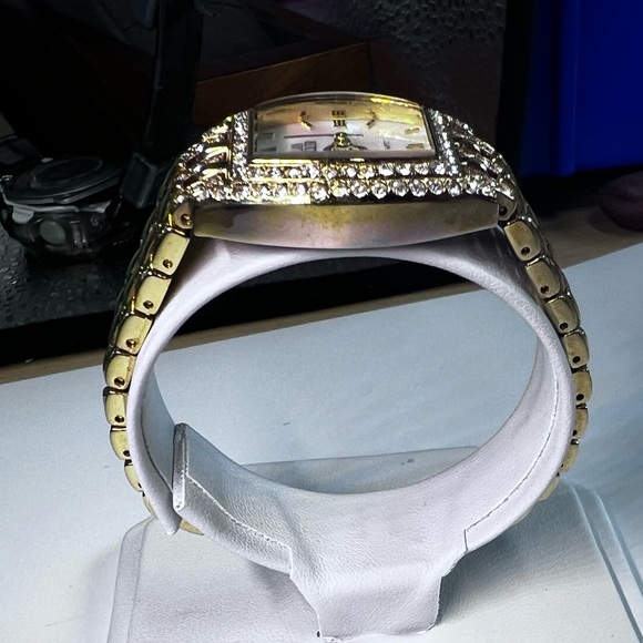 Nolan Miller stainless steel Rhinestone Gold tone Watch new battery working - Picture 2 of 7